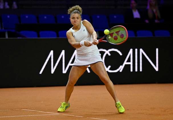 Jasmine Paolini (ITA) Aktion Tennis Damen Porsche-Cup Porsche Tennis Grand Prix GP Stuttgart 2024 Porsche Arena 16.04.2024 DFL REGULATIONS PROHIBIT ANY USE OF PHOTOGRAPHS AS IMAGE SEQUENCES AND OR QUASI-VIDEO Porsche Tennis Grand Prix GP Stuttgart 2024
