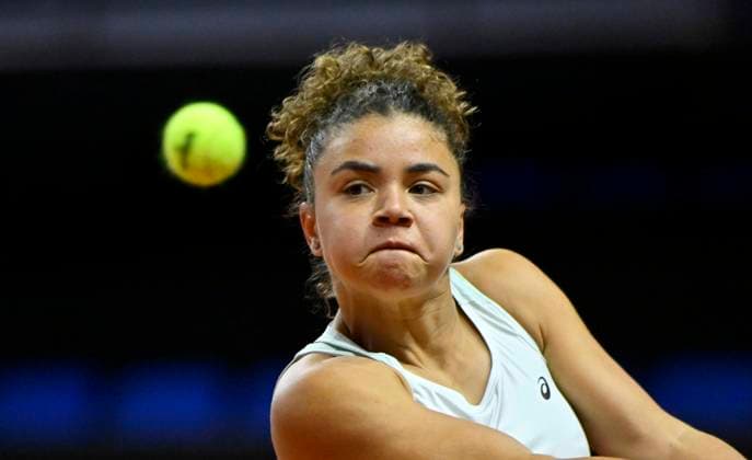 Jasmine Paolini (ITA) Aktion Tennis Damen Porsche-Cup Porsche Tennis Grand Prix GP Stuttgart 2024 Porsche Arena 16.04.2024 DFL REGULATIONS PROHIBIT ANY USE OF PHOTOGRAPHS AS IMAGE SEQUENCES AND OR QUASI-VIDEO Porsche Tennis Grand Prix GP Stuttgart 2024