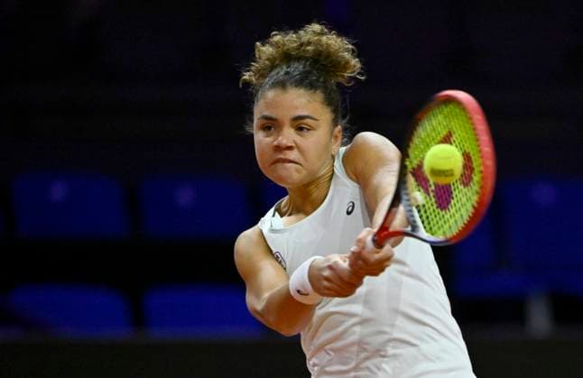 Jasmine Paolini (ITA) Aktion Tennis Damen Porsche-Cup Porsche Tennis Grand Prix GP Stuttgart 2024 Porsche Arena 16.04.2024 DFL REGULATIONS PROHIBIT ANY USE OF PHOTOGRAPHS AS IMAGE SEQUENCES AND OR QUASI-VIDEO Porsche Tennis Grand Prix GP Stuttgart 2024