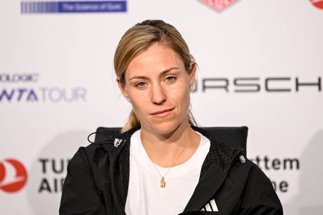 16.04.2024, Stuttgart, Germany, Porsche Arena, Porsche Tennis Grand Prix Stuttgart 2024 - Day 2, Angelique Kerber Schaut (Foto H. Langer) . Stuttgart Porsche Arena Germany