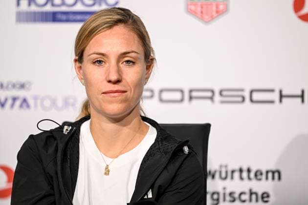 16.04.2024, Stuttgart, Germany, Porsche Arena, Porsche Tennis Grand Prix Stuttgart 2024 - Day 2, Angelique Kerber Schaut (Foto H. Langer) . Stuttgart Porsche Arena Germany