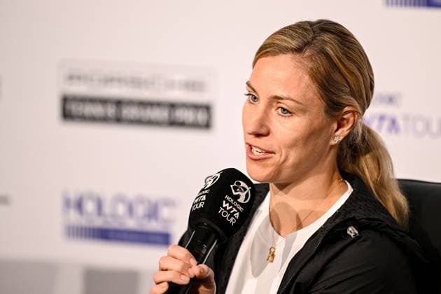 16.04.2024, Stuttgart, Germany, Porsche Arena, Porsche Tennis Grand Prix Stuttgart 2024 - Day 2, Angelique Kerber Schaut (Foto H. Langer) . Stuttgart Porsche Arena Germany