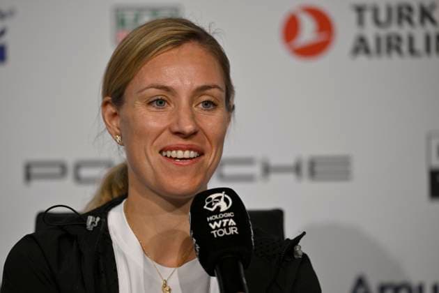 Angelique Kerber (GER) im Interview Mikrofon Mikro Logo Tennis Damen Porsche-Cup Porsche Tennis Grand Prix GP Stuttgart 2024 Porsche Arena 16.04.2024 DFL REGULATIONS PROHIBIT ANY USE OF PHOTOGRAPHS AS IMAGE SEQUENCES AND OR QUASI-VIDEO Porsche Tennis Grand Prix GP Stuttgart 2024