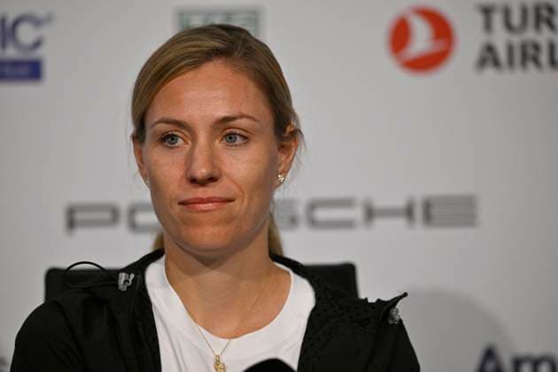 Angelique Kerber (GER) nachdenklich Tennis Damen Porsche-Cup Porsche Tennis Grand Prix GP Stuttgart 2024 Porsche Arena 16.04.2024 DFL REGULATIONS PROHIBIT ANY USE OF PHOTOGRAPHS AS IMAGE SEQUENCES AND OR QUASI-VIDEO Porsche Tennis Grand Prix GP Stuttgart 2024