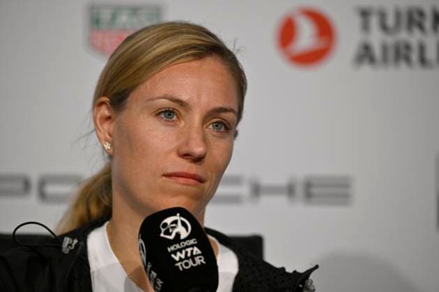 Angelique Kerber (GER) im Interview Mikrofon Mikro Logo nachdenklich Tennis Damen Porsche-Cup Porsche Tennis Grand Prix GP Stuttgart 2024 Porsche Arena 16.04.2024 DFL REGULATIONS PROHIBIT ANY USE OF PHOTOGRAPHS AS IMAGE SEQUENCES AND OR QUASI-VIDEO Porsche Tennis Grand Prix GP Stuttgart 2024