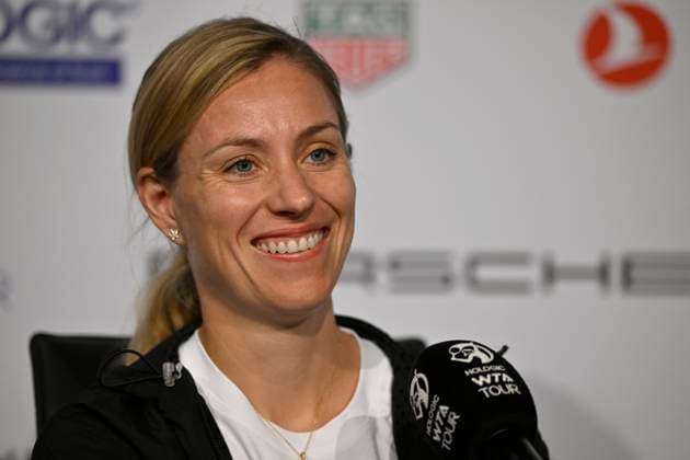 Angelique Kerber (GER) im Interview Mikrofon Mikro Logo Tennis Damen Porsche-Cup Porsche Tennis Grand Prix GP Stuttgart 2024 Porsche Arena 16.04.2024 DFL REGULATIONS PROHIBIT ANY USE OF PHOTOGRAPHS AS IMAGE SEQUENCES AND OR QUASI-VIDEO Porsche Tennis Grand Prix GP Stuttgart 2024