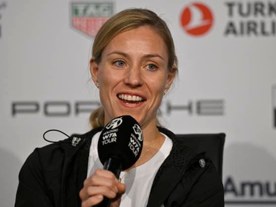 Angelique Kerber (GER) im Interview Mikrofon Mikro Logo Tennis Damen Porsche-Cup Porsche Tennis Grand Prix GP Stuttgart 2024 Porsche Arena 16.04.2024 DFL REGULATIONS PROHIBIT ANY USE OF PHOTOGRAPHS AS IMAGE SEQUENCES AND OR QUASI-VIDEO Porsche Tennis Grand Prix GP Stuttgart 2024