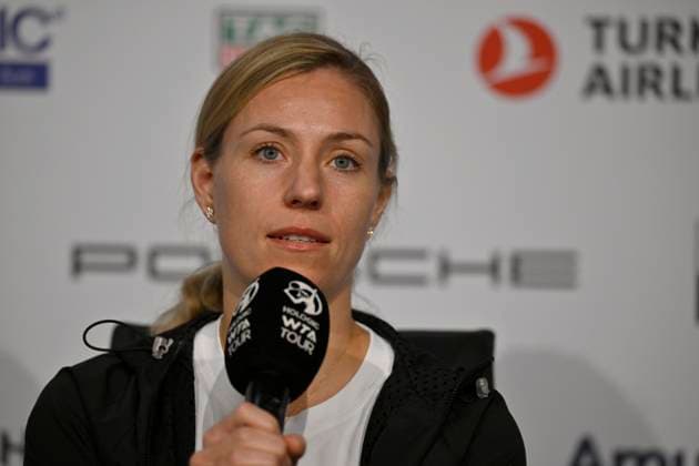 Angelique Kerber (GER) im Interview Mikrofon Mikro Logo Tennis Damen Porsche-Cup Porsche Tennis Grand Prix GP Stuttgart 2024 Porsche Arena 16.04.2024 DFL REGULATIONS PROHIBIT ANY USE OF PHOTOGRAPHS AS IMAGE SEQUENCES AND OR QUASI-VIDEO Porsche Tennis Grand Prix GP Stuttgart 2024