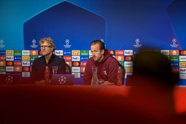 Fußball, UEFA Championsleague, 20240416, Pressekonferenz FC Bayern München - FC Arsenal. Im Bild Pressesprecher des FC Bayern München Dieter NICKLES und Harry KANE (FC Bayern München, 9). München Allianz Arena Bayern Deutschland Copyright: Passion2Press MarkusxFischerx