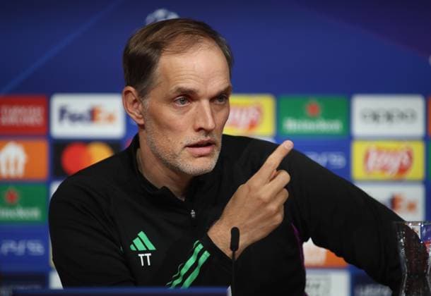 München, Deutschland 16. April 2024: Fussball, Herren, UEFA Champions League, Saison 2023 2024, FC Bayern München, Pressekonferenz Hier im Bild Thomas Tuchel, Trainer (FC Bayern München) Kopf, Portrait auf der Pressekonferenz, zeigen, Zeigefinger, Angriff