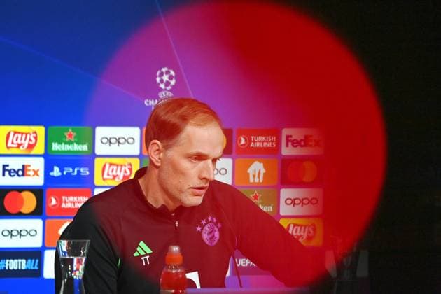 Trainer Thomas TUCHEL (Bayern Muenchen) hinter Rotlicht, Einzelbild,angeschnittenes Einzelmotiv,Portraet,Portrait,Porträt. Pressekonferenz am 16.04.2024 vor dem Fussball Champions League Viertelfinale FC Bayern Muenchen - Arsenal London am 17.04.2024, A L L I A N Z A R E N A. Â