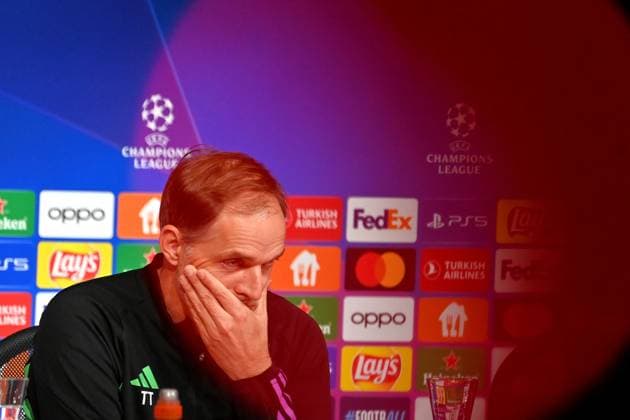 Trainer Thomas TUCHEL (Bayern Muenchen) hinter Rotlicht, Einzelbild,angeschnittenes Einzelmotiv,Portraet,Portrait,Porträt. Pressekonferenz am 16.04.2024 vor dem Fussball Champions League Viertelfinale FC Bayern Muenchen - Arsenal London am 17.04.2024, A L L I A N Z A R E N A. Â