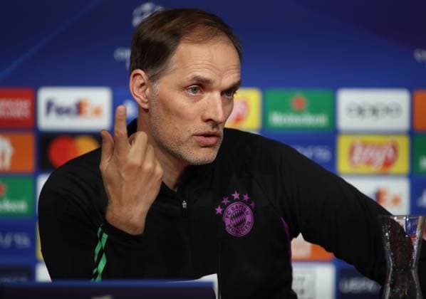 München, Deutschland 16. April 2024: Fussball, Herren, UEFA Champions League, Saison 2023 2024, FC Bayern München, Pressekonferenz Hier im Bild Thomas Tuchel, Trainer (FC Bayern München) Kopf, Portrait, Hand, Handbewegung, Zeigefinger auf der Pressekonferenz