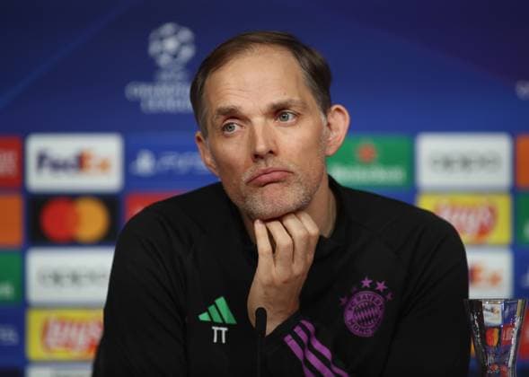 München, Deutschland 16. April 2024: Fussball, Herren, UEFA Champions League, Saison 2023 2024, FC Bayern München, Pressekonferenz Hier im Bild Thomas Tuchel, Trainer (FC Bayern München) Kopf, Portrait, hier die Hand am Kinn, nachdenken, nachdenklich, überlegen auf der Pressekonferenz