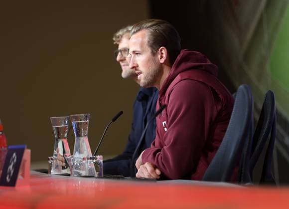 München, Deutschland 16. April 2024: Fussball, Herren, UEFA Champions League, Saison 2023 2024, FC Bayern München, Pressekonferenz Hier im Bild Harry Kane (FC Bayern München) Kopf, Portrait, seitlich, im Profil auf der Pressekonferenz