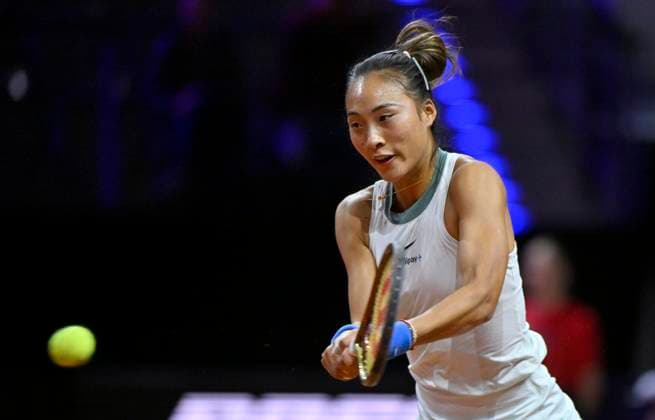 Qinwen Zheng (CHN) Aktion Tennis Damen Porsche-Cup Porsche Tennis Grand Prix GP Stuttgart 2024 Porsche Arena 16.04.2024 DFL REGULATIONS PROHIBIT ANY USE OF PHOTOGRAPHS AS IMAGE SEQUENCES AND OR QUASI-VIDEO Porsche Tennis Grand Prix GP Stuttgart 2024