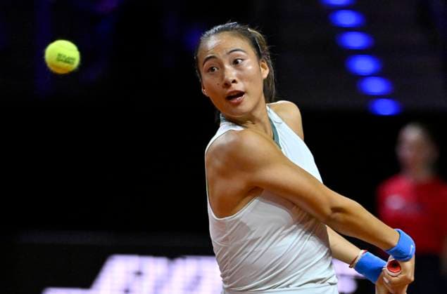 Qinwen Zheng (CHN) Aktion Tennis Damen Porsche-Cup Porsche Tennis Grand Prix GP Stuttgart 2024 Porsche Arena 16.04.2024 DFL REGULATIONS PROHIBIT ANY USE OF PHOTOGRAPHS AS IMAGE SEQUENCES AND OR QUASI-VIDEO Porsche Tennis Grand Prix GP Stuttgart 2024