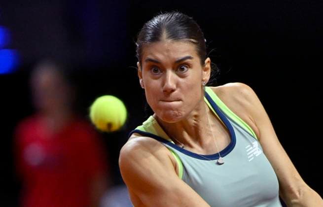 Sorana Cirstea (CRO) Aktion Tennis Damen Porsche-Cup Porsche Tennis Grand Prix GP Stuttgart 2024 Porsche Arena 16.04.2024 DFL REGULATIONS PROHIBIT ANY USE OF PHOTOGRAPHS AS IMAGE SEQUENCES AND OR QUASI-VIDEO Porsche Tennis Grand Prix GP Stuttgart 2024
