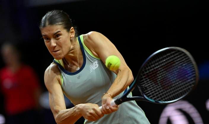 Sorana Cirstea (CRO) Aktion Tennis Damen Porsche-Cup Porsche Tennis Grand Prix GP Stuttgart 2024 Porsche Arena 16.04.2024 DFL REGULATIONS PROHIBIT ANY USE OF PHOTOGRAPHS AS IMAGE SEQUENCES AND OR QUASI-VIDEO Porsche Tennis Grand Prix GP Stuttgart 2024