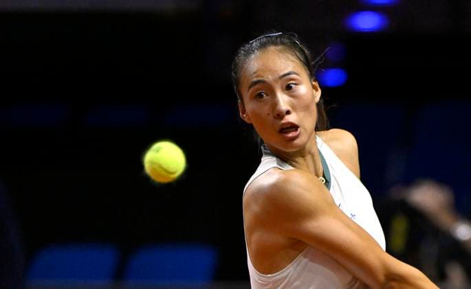 Qinwen Zheng (CHN) Aktion Tennis Damen Porsche-Cup Porsche Tennis Grand Prix GP Stuttgart 2024 Porsche Arena 16.04.2024 DFL REGULATIONS PROHIBIT ANY USE OF PHOTOGRAPHS AS IMAGE SEQUENCES AND OR QUASI-VIDEO Porsche Tennis Grand Prix GP Stuttgart 2024