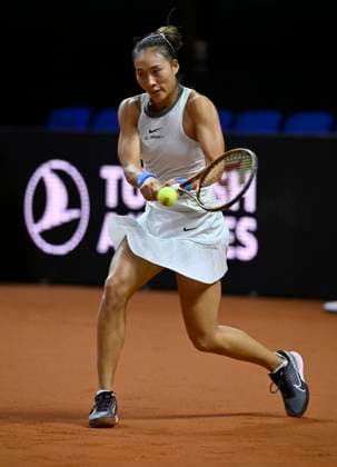 Qinwen Zheng (CHN) Aktion Tennis Damen Porsche-Cup Porsche Tennis Grand Prix GP Stuttgart 2024 Porsche Arena 16.04.2024 DFL REGULATIONS PROHIBIT ANY USE OF PHOTOGRAPHS AS IMAGE SEQUENCES AND OR QUASI-VIDEO Porsche Tennis Grand Prix GP Stuttgart 2024