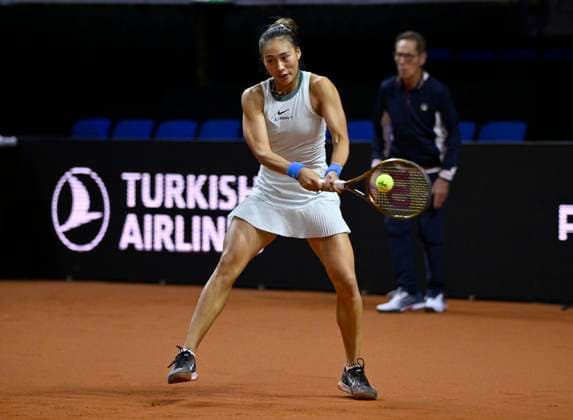 Qinwen Zheng (CHN) Aktion Tennis Damen Porsche-Cup Porsche Tennis Grand Prix GP Stuttgart 2024 Porsche Arena 16.04.2024 DFL REGULATIONS PROHIBIT ANY USE OF PHOTOGRAPHS AS IMAGE SEQUENCES AND OR QUASI-VIDEO Porsche Tennis Grand Prix GP Stuttgart 2024