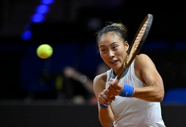 Qinwen Zheng (CHN) Aktion Tennis Damen Porsche-Cup Porsche Tennis Grand Prix GP Stuttgart 2024 Porsche Arena 16.04.2024 DFL REGULATIONS PROHIBIT ANY USE OF PHOTOGRAPHS AS IMAGE SEQUENCES AND OR QUASI-VIDEO Porsche Tennis Grand Prix GP Stuttgart 2024