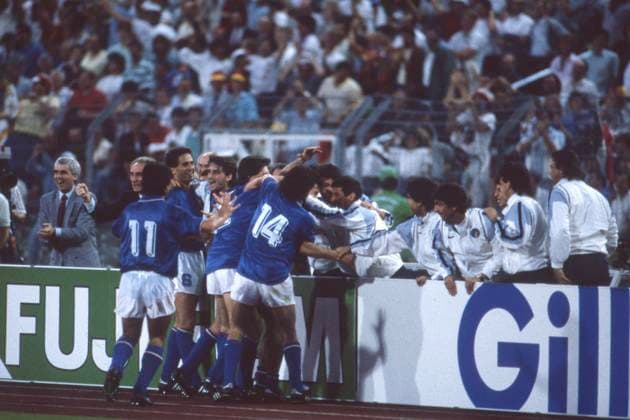 Die italienischen Spieler jubeln nach dem Tor zum 1:0 durch Gianluca VIALLI, Jubel, jubeln, Freude, cheers, Italien (ITA) - Spanien (ESP) 1:0, Fussball EM EURO 1988 in Deutschland, 14.06.1988 im Waldstadion Frankfurt, Â