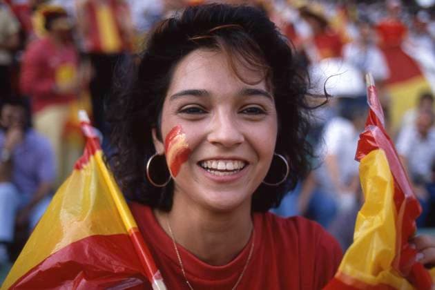 weiblicher spanischer Fan mit der spanischen Flagge, allgemein, feature, Randmotiv, Symbolfoto Italien (ITA) - Spanien (ESP) 1:0, Fussball EM EURO 1988 in Deutschland, 14.06.1988 im Waldstadion Frankfurt, Â