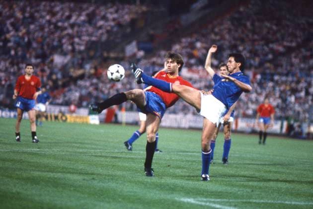 v.l. Martin VASQUEZ (ESP) gegen Riccardo FERRI (ITA) Aktion, Zweikampf, Italien (ITA) - Spanien (ESP) 1:0, Fussball EM EURO 1988 in Deutschland, 14.06.1988 im Waldstadion Frankfurt, Â