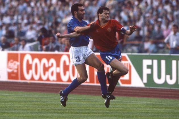 v.l. Giuseppe BERGOMI (ITA) gegen GORDILLO (Rafael Gordillo Vazquez, ESP) Aktion, Zweikampf, Italien (ITA) - Spanien (ESP) 1:0, Fussball EM EURO 1988 in Deutschland, 14.06.1988 im Waldstadion Frankfurt, Â
