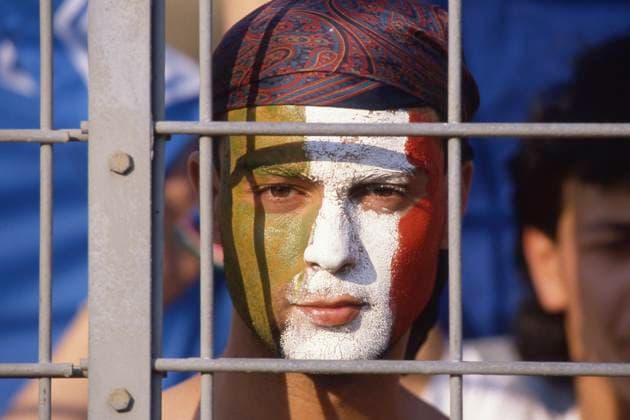 Italienischer Fan, das Gesicht in den Landesfarben gruen weiss rot geschminkt, allgemein, feature, Randmotiv, Symbolfoto Italien (ITA) - Spanien (ESP) 1:0, Fussball EM EURO 1988 in Deutschland, 14.06.1988 im Waldstadion Frankfurt, Â *** Italian fan, face painted in the national colors green white red, general, feature, border motif, symbol photo Italy ITA Spain ESP 1 0, football EM EURO 1988 in Germany, 14 06 1988 in the Waldstadion Frankfurt, Â