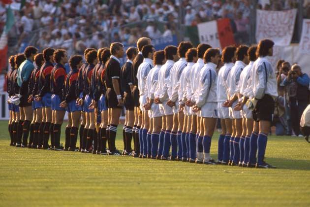 Die Mannschaften von Spanien (links) und Italien bei den Nationalhymnen, schraeg von hinten gesehen, allgemein, feature, Randmotiv, Symbolfoto Italien (ITA) - Spanien (ESP) 1:0, Fussball EM EURO 1988 in Deutschland, 14.06.1988 im Waldstadion Frankfurt, Â