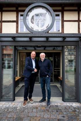 DFB MEDIENRUNDE ZUR VORBEREITUNG AUF DIE UEFA EURO, EM, Europameisterschaft,Fussball 2024 16 04 2024 - Erfurt: Medienrunde des Deutschen Fußball-Bund (DFB) in Vorbereitung auf die UEFA EURO 2024 am 16. April 2024 im Spa & GolfResort Weimarer Land. Der Geschäftsführer des Spa & GolfResort Weimarer Land, Matthias Grafe, mit Fußball-Funktionär Rudi Völler vor dem Hotel. _________________