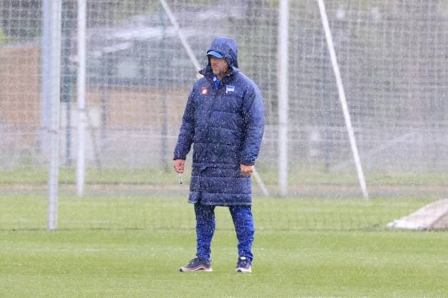 DEU, DFL, 2. FBL Hertha BSC, Training, 16.04.2024, Sportforum, Berlin, DEU, DFL, 2. FBL Hertha BSC, Training, im Bild Cheftrainer Pal Dardai (Hertha BSC Berlin), Regen, Hagel DFL - regulations prohibit any use of Photographs as image sequences and or quasi-video Foto: Juergen Engler nordphoto GmbH