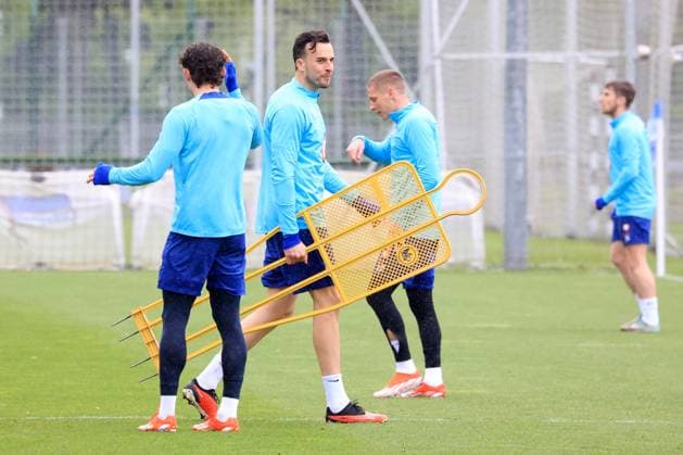 DEU, DFL, 2. FBL Hertha BSC, Training, 16.04.2024, Sportforum, Berlin, DEU, DFL, 2. FBL Hertha BSC, Training, im Bild Haris Tabakovic (Hertha BSC Berlin 25), Fabian Reese (Hertha BSC Berlin 11), Palko Dardai (Hertha BSC Berlin 27) DFL - regulations prohibit any use of Photographs as image sequences and or quasi-video Foto: Juergen Engler nordphoto GmbH