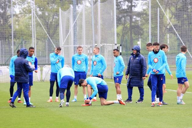 DEU, DFL, 2. FBL Hertha BSC, Training, 16.04.2024, Sportforum, Berlin, DEU, DFL, 2. FBL Hertha BSC, Training, im Bild Cheftrainer Pal Dardai (Hertha BSC Berlin), Hertha-Spielerkreis DFL - regulations prohibit any use of Photographs as image sequences and or quasi-video Foto: Juergen Engler nordphoto GmbH