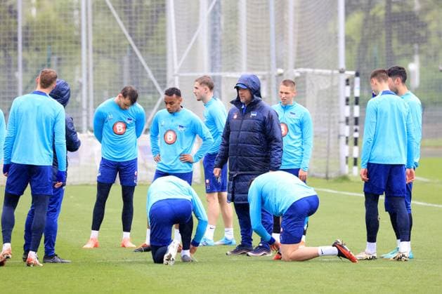 DEU, DFL, 2. FBL Hertha BSC, Training, 16.04.2024, Sportforum, Berlin, DEU, DFL, 2. FBL Hertha BSC, Training, im Bild Cheftrainer Pal Dardai (Hertha BSC Berlin), Hertha-Spielerkreis DFL - regulations prohibit any use of Photographs as image sequences and or quasi-video Foto: Juergen Engler nordphoto GmbH