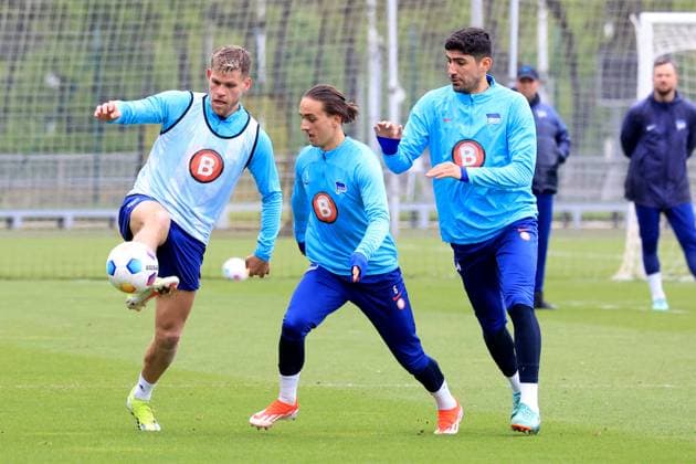 DEU, DFL, 2. FBL Hertha BSC, Training, 16.04.2024, Sportforum, Berlin, DEU, DFL, 2. FBL Hertha BSC, Training, im Bild Michal Karbownik (Hertha BSC Berlin 6), Florian Niederlechner (Hertha BSC Berlin 7), Andreas Bouchalakis (Hertha BSC Berlin 5) DFL - regulations prohibit any use of Photographs as image sequences and or quasi-video Foto: Juergen Engler nordphoto GmbH