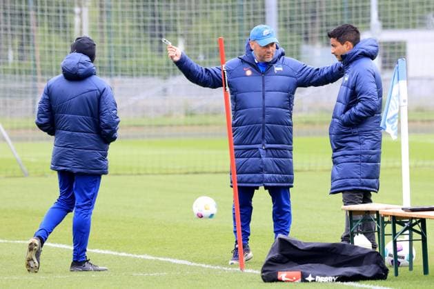 DEU, DFL, 2. FBL Hertha BSC, Training, 16.04.2024, Sportforum, Berlin, DEU, DFL, 2. FBL Hertha BSC, Training, im Bild Cheftrainer Pal Dardai (Hertha BSC Berlin), Co-Trainer Admir Hamzagic (Hertha BSC Berlin), Leiter Teammanagement Sami Allagui (Hertha BSC) DFL - regulations prohibit any use of Photographs as image sequences and or quasi-video Foto: Juergen Engler nordphoto GmbH