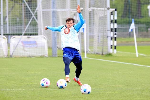 DEU, DFL, 2. FBL Hertha BSC, Training, 16.04.2024, Sportforum, Berlin, DEU, DFL, 2. FBL Hertha BSC, Training, im Bild Fabian Reese (Hertha BSC Berlin 11) DFL - regulations prohibit any use of Photographs as image sequences and or quasi-video Foto: Juergen Engler nordphoto GmbH