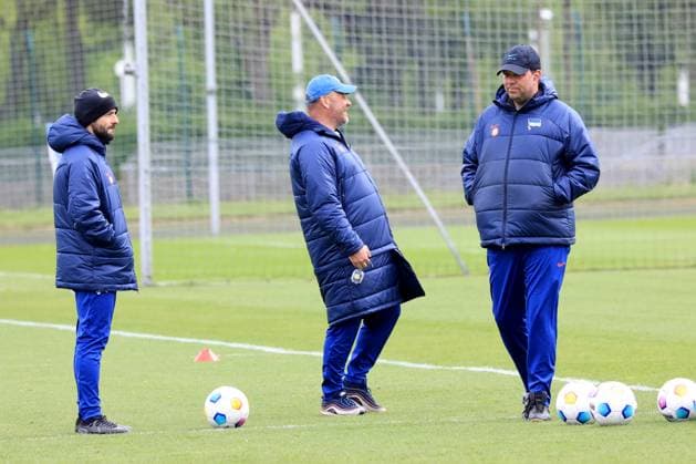 DEU, DFL, 2. FBL Hertha BSC, Training, 16.04.2024, Sportforum, Berlin, DEU, DFL, 2. FBL Hertha BSC, Training, im Bild Cheftrainer Pal Dardai (Hertha BSC Berlin), Co-Trainer Admir Hamzagic (Hertha BSC Berlin), Torwarttrainer Andreas Menger (Hertha BSC Berlin) DFL - regulations prohibit any use of Photographs as image sequences and or quasi-video Foto: Juergen Engler nordphoto GmbH