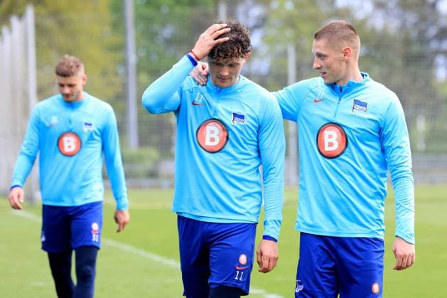 DEU, DFL, 2. FBL Hertha BSC, Training, 16.04.2024, Sportforum, Berlin, DEU, DFL, 2. FBL Hertha BSC, Training, im Bild Fabian Reese (Hertha BSC Berlin 11), Palko Dardai (Hertha BSC Berlin 27) DFL - regulations prohibit any use of Photographs as image sequences and or quasi-video Foto: Juergen Engler nordphoto GmbH
