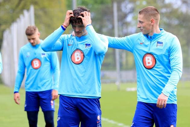 Sport Bilder des Tages DEU, DFL, 2. FBL Hertha BSC, Training, 16.04.2024, Sportforum, Berlin, DEU, DFL, 2. FBL Hertha BSC, Training, im Bild Fabian Reese (Hertha BSC Berlin 11), Palko Dardai (Hertha BSC Berlin 27) DFL - regulations prohibit any use of Photographs as image sequences and or quasi-video Foto: Juergen Engler nordphoto GmbH