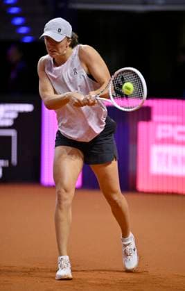Iga Swiatek (POL) Aktion Training Tennis Damen Porsche-Cup Porsche Tennis Grand Prix GP Stuttgart 2024 Porsche Arena 16.04.2024 DFL REGULATIONS PROHIBIT ANY USE OF PHOTOGRAPHS AS IMAGE SEQUENCES AND OR QUASI-VIDEO Porsche Tennis Grand Prix GP Stuttgart 2024