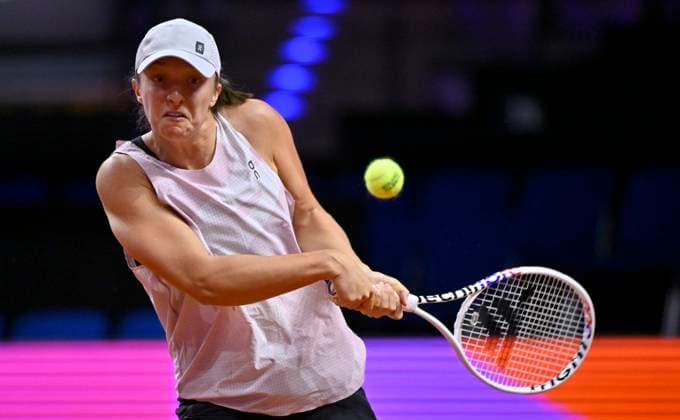 Iga Swiatek (POL) Aktion Training Tennis Damen Porsche-Cup Porsche Tennis Grand Prix GP Stuttgart 2024 Porsche Arena 16.04.2024 DFL REGULATIONS PROHIBIT ANY USE OF PHOTOGRAPHS AS IMAGE SEQUENCES AND OR QUASI-VIDEO Porsche Tennis Grand Prix GP Stuttgart 2024