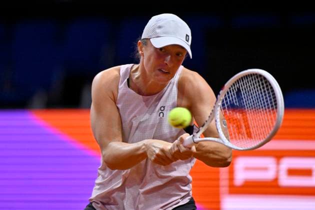Iga Swiatek (POL) Aktion Training Tennis Damen Porsche-Cup Porsche Tennis Grand Prix GP Stuttgart 2024 Porsche Arena 16.04.2024 DFL REGULATIONS PROHIBIT ANY USE OF PHOTOGRAPHS AS IMAGE SEQUENCES AND OR QUASI-VIDEO Porsche Tennis Grand Prix GP Stuttgart 2024