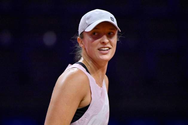 Iga Swiatek (POL) Training Tennis Damen Porsche-Cup Porsche Tennis Grand Prix GP Stuttgart 2024 Porsche Arena 16.04.2024 DFL REGULATIONS PROHIBIT ANY USE OF PHOTOGRAPHS AS IMAGE SEQUENCES AND OR QUASI-VIDEO Porsche Tennis Grand Prix GP Stuttgart 2024
