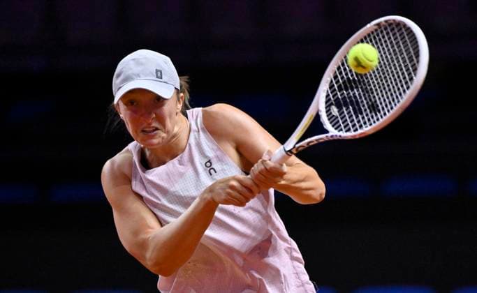 Iga Swiatek (POL) Training Gestik Geste Tennis Damen Porsche-Cup Porsche Tennis Grand Prix GP Stuttgart 2024 Porsche Arena 16.04.2024 DFL REGULATIONS PROHIBIT ANY USE OF PHOTOGRAPHS AS IMAGE SEQUENCES AND OR QUASI-VIDEO Porsche Tennis Grand Prix GP Stuttgart 2024