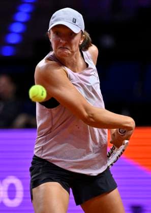 Iga Swiatek (POL) Training Gestik Geste Tennis Damen Porsche-Cup Porsche Tennis Grand Prix GP Stuttgart 2024 Porsche Arena 16.04.2024 DFL REGULATIONS PROHIBIT ANY USE OF PHOTOGRAPHS AS IMAGE SEQUENCES AND OR QUASI-VIDEO Porsche Tennis Grand Prix GP Stuttgart 2024